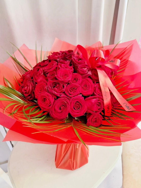 50 Stunning Red Roses   Valentine